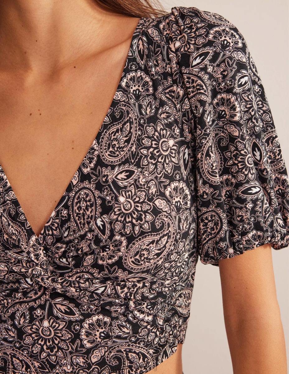 облекло Boden изрязана горна част с усукване черна и пейсли тераса Жени LL681875