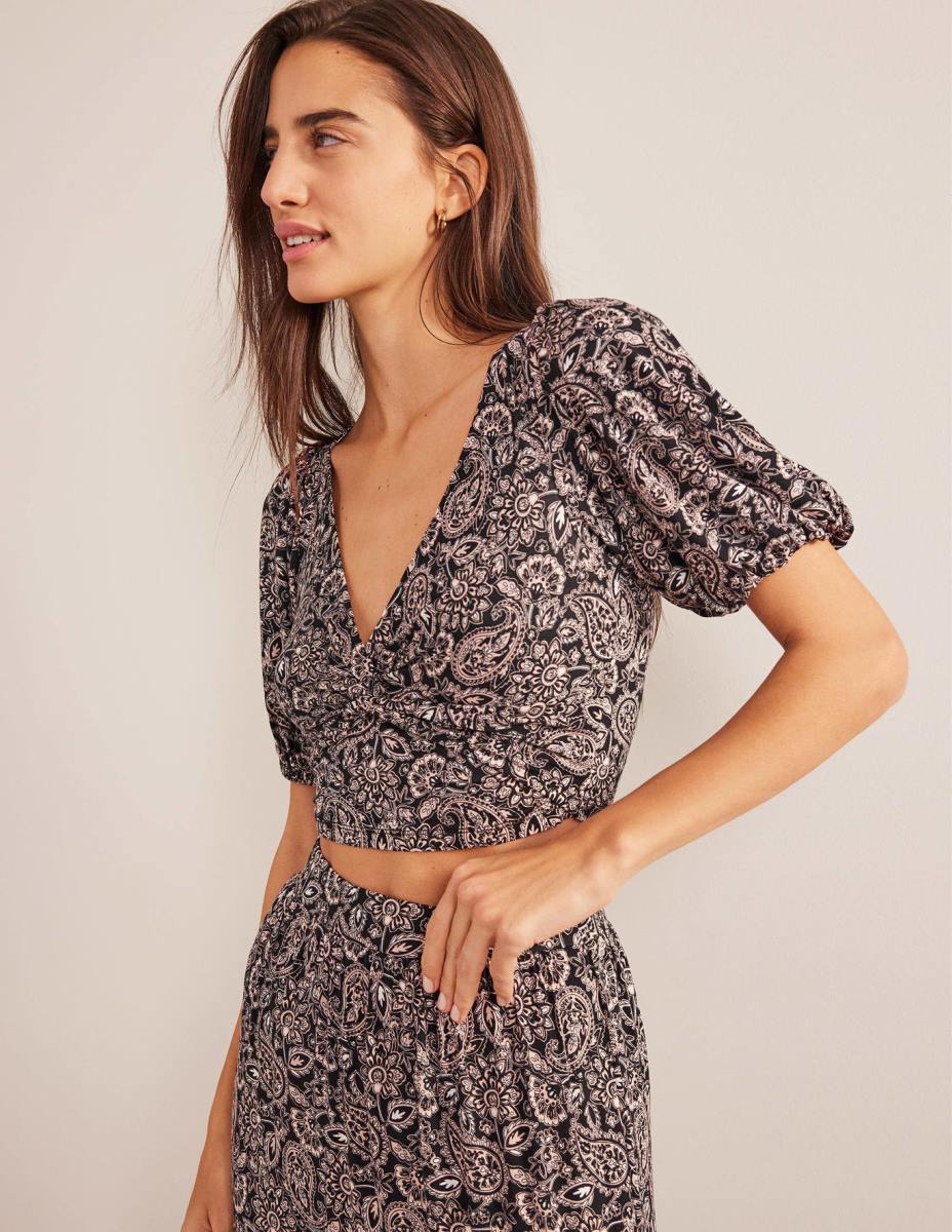 облекло Boden изрязана горна част с усукване черна и пейсли тераса Жени LL681875
