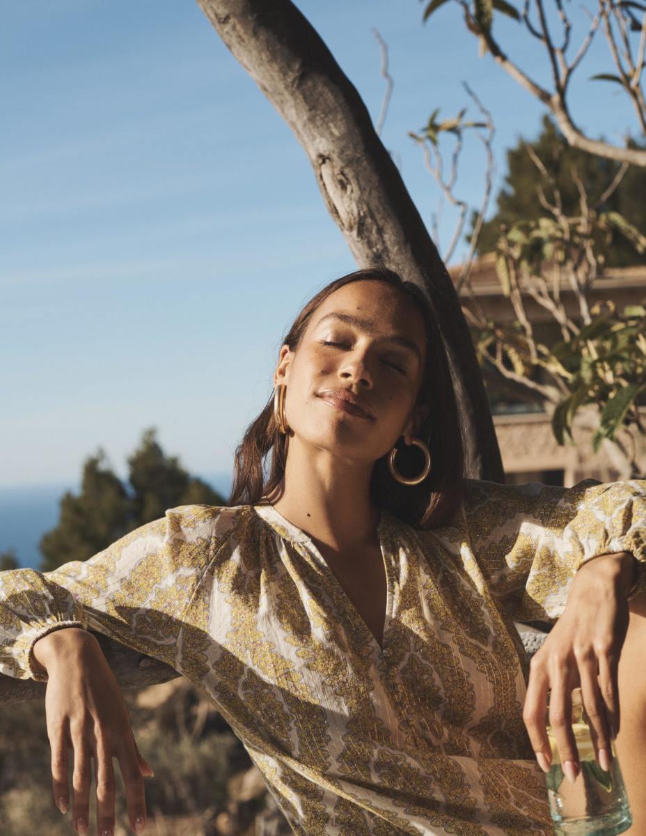 облекло Boden щампован горнище с изрязана деколте ананас и ботанически венец Жени LL6898