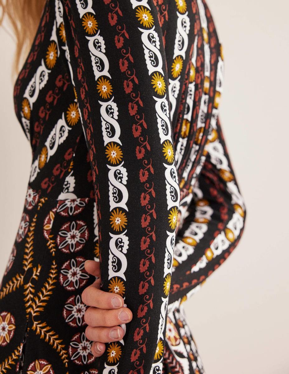 облекло Boden миди рокля от трико черно и богато райе Жени LL681051