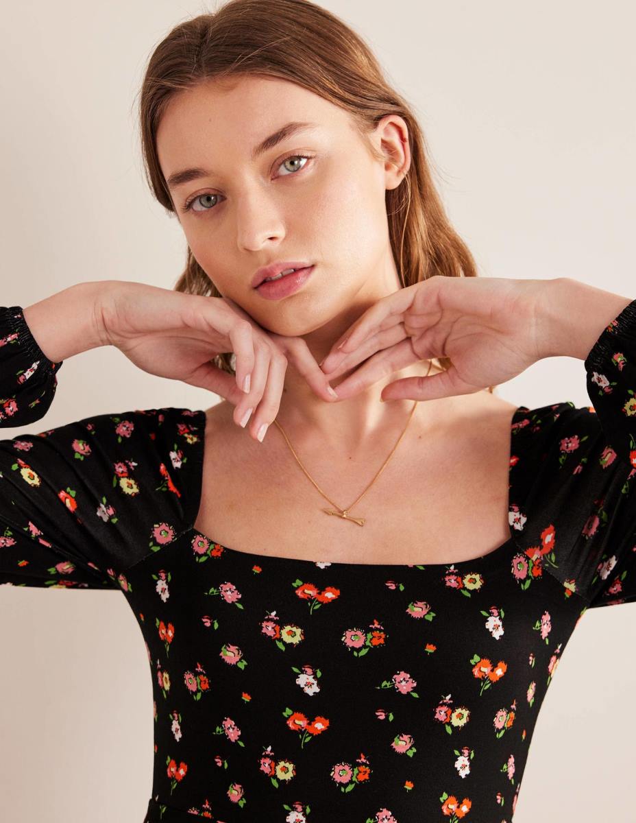 облекло Boden миди рокля от трико с квадратно деколте черно и изискано клонче Жени LL681178