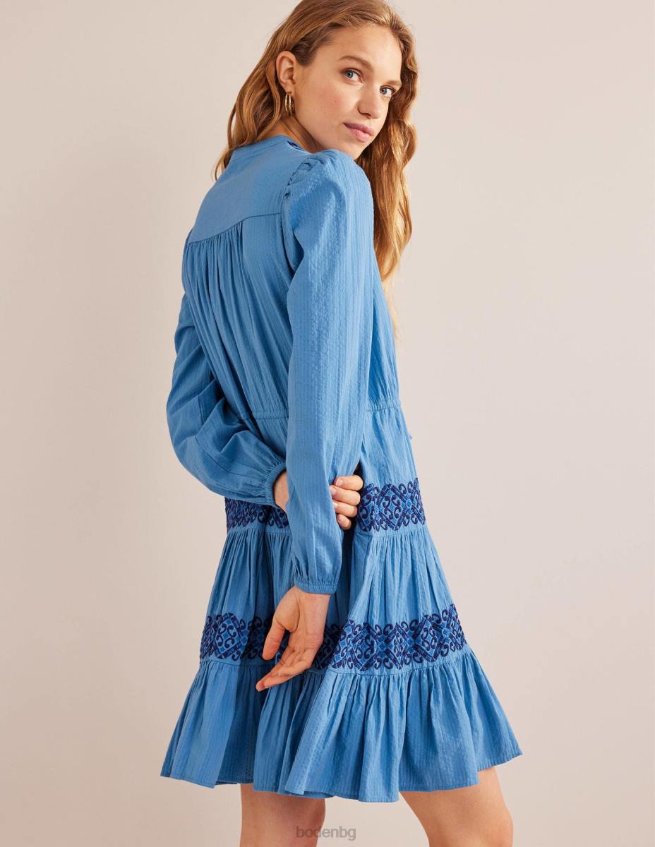 облекло Boden многослойна бродирана рокля порцеланово синьо Жени LL681297