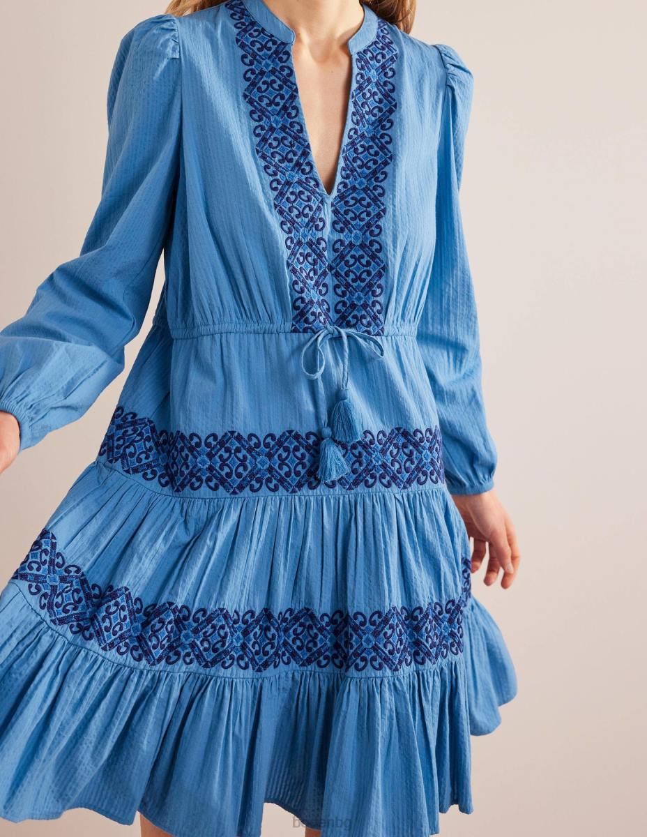 облекло Boden многослойна бродирана рокля порцеланово синьо Жени LL681297