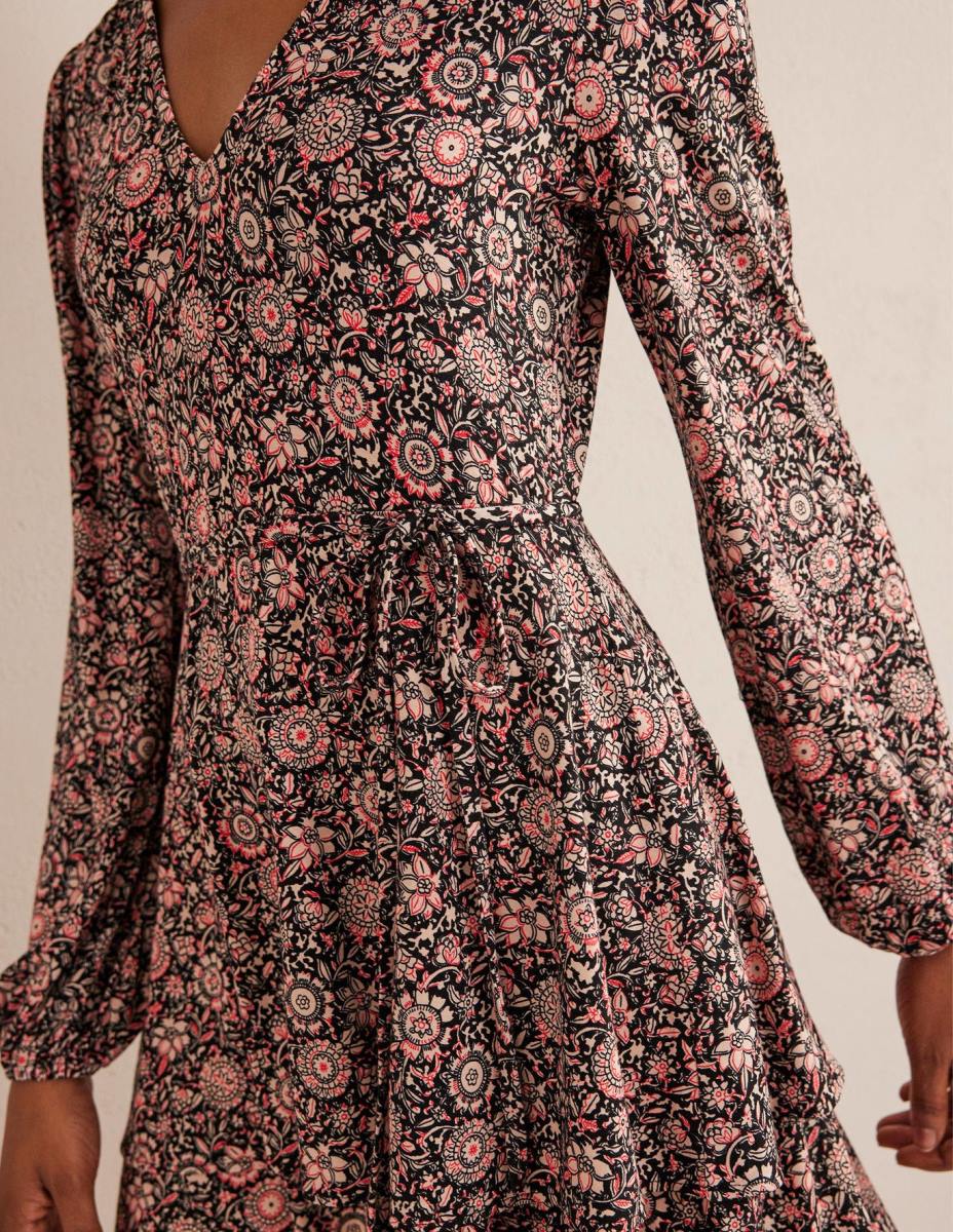 облекло Boden многоетажна мини рокля от трико пуканки и флорален гоблен Жени LL681361