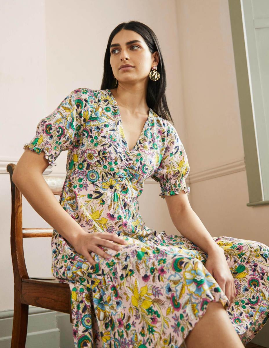 облекло Boden миди рокля с v-образно деколте млечен шейк и тропическа поляна Жени LL682401