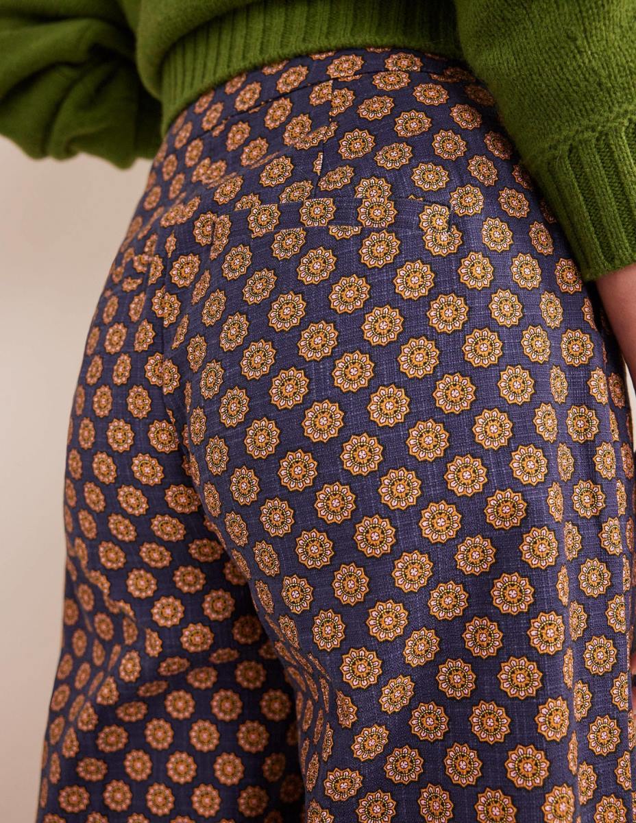 облекло Boden прав панталон с щампа флот и слънчоглед гео Жени LL682166