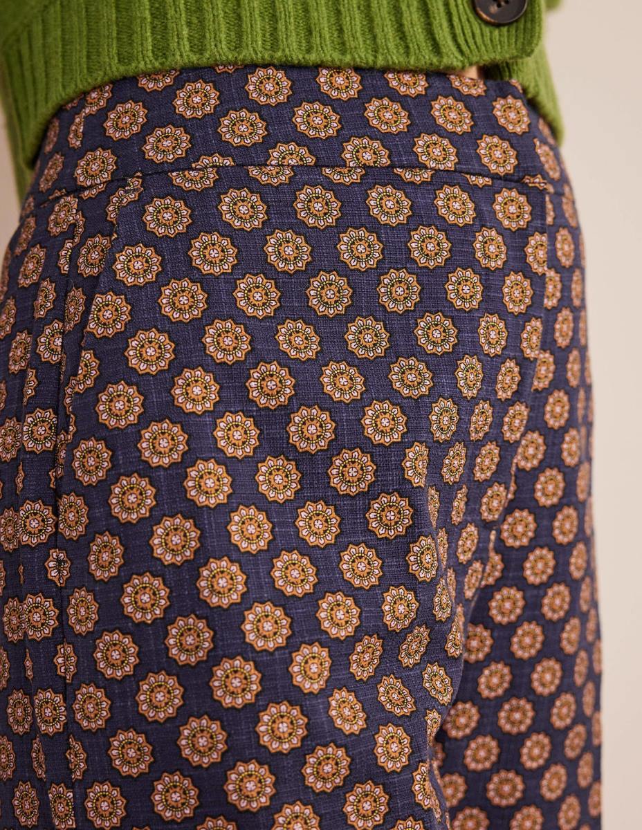 облекло Boden прав панталон с щампа флот и слънчоглед гео Жени LL682166