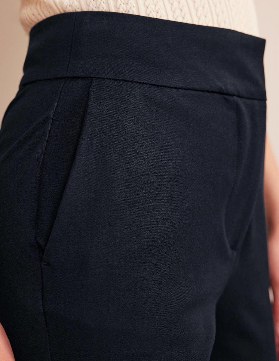 облекло Boden двуеластични панталони с кльош военноморски флот Жени LL68340