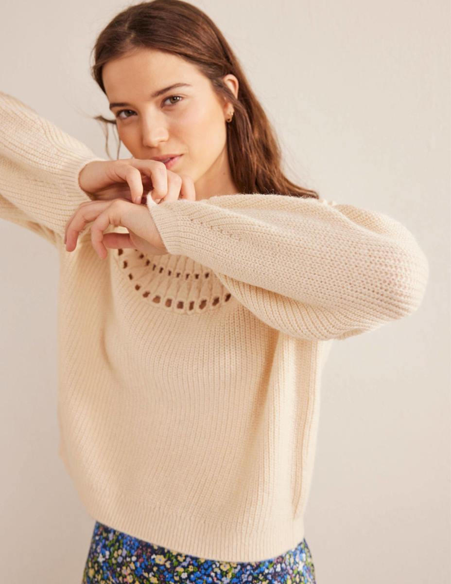 облекло Boden пухкав пуловер с волани мергел от слонова кост Жени LL682113