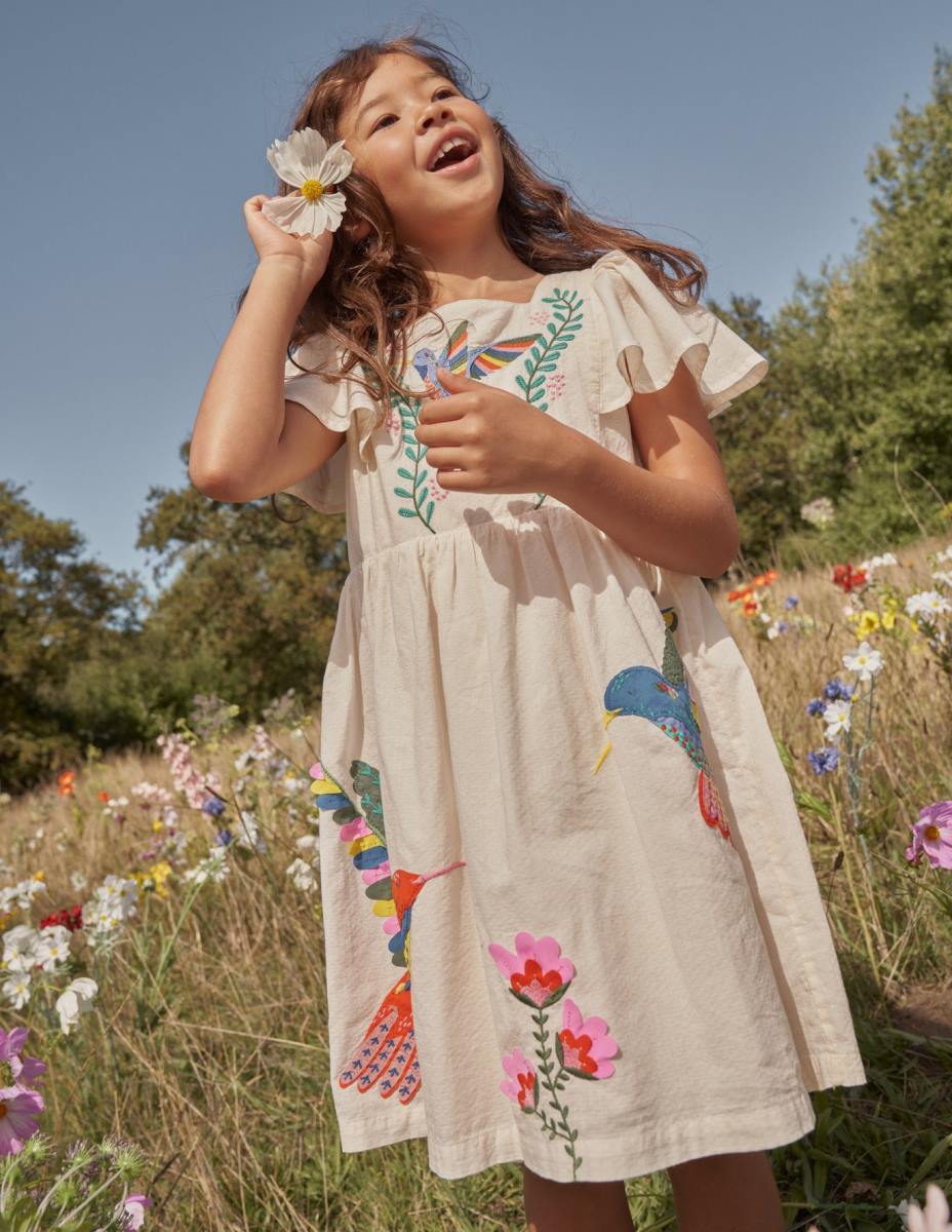 облекло Boden рокля с апликации с флатер ръкав шушулка ванилия бебе LL68344