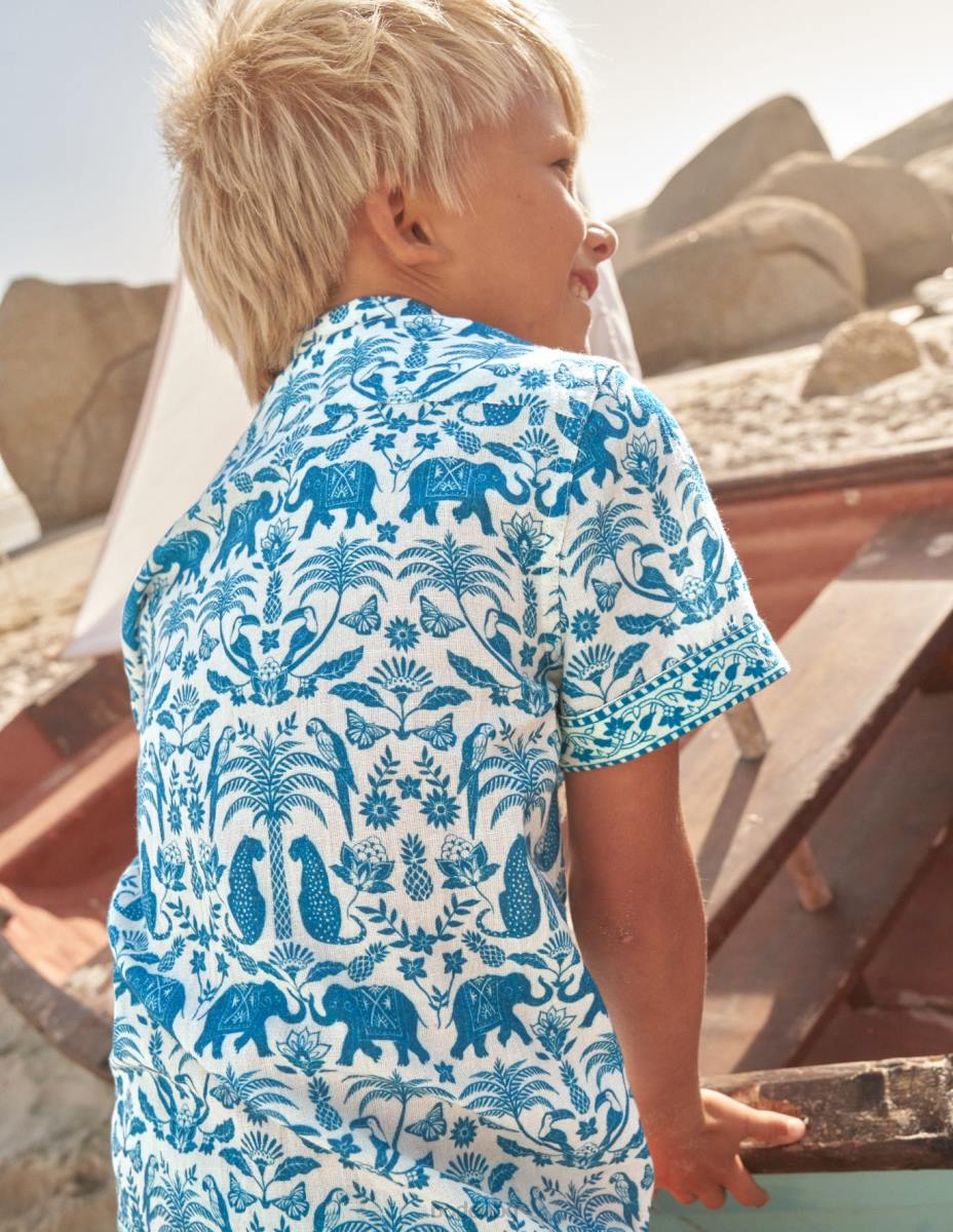 облекло Boden щампована риза с граници сапфир дървен блок тропически момчета LL68856