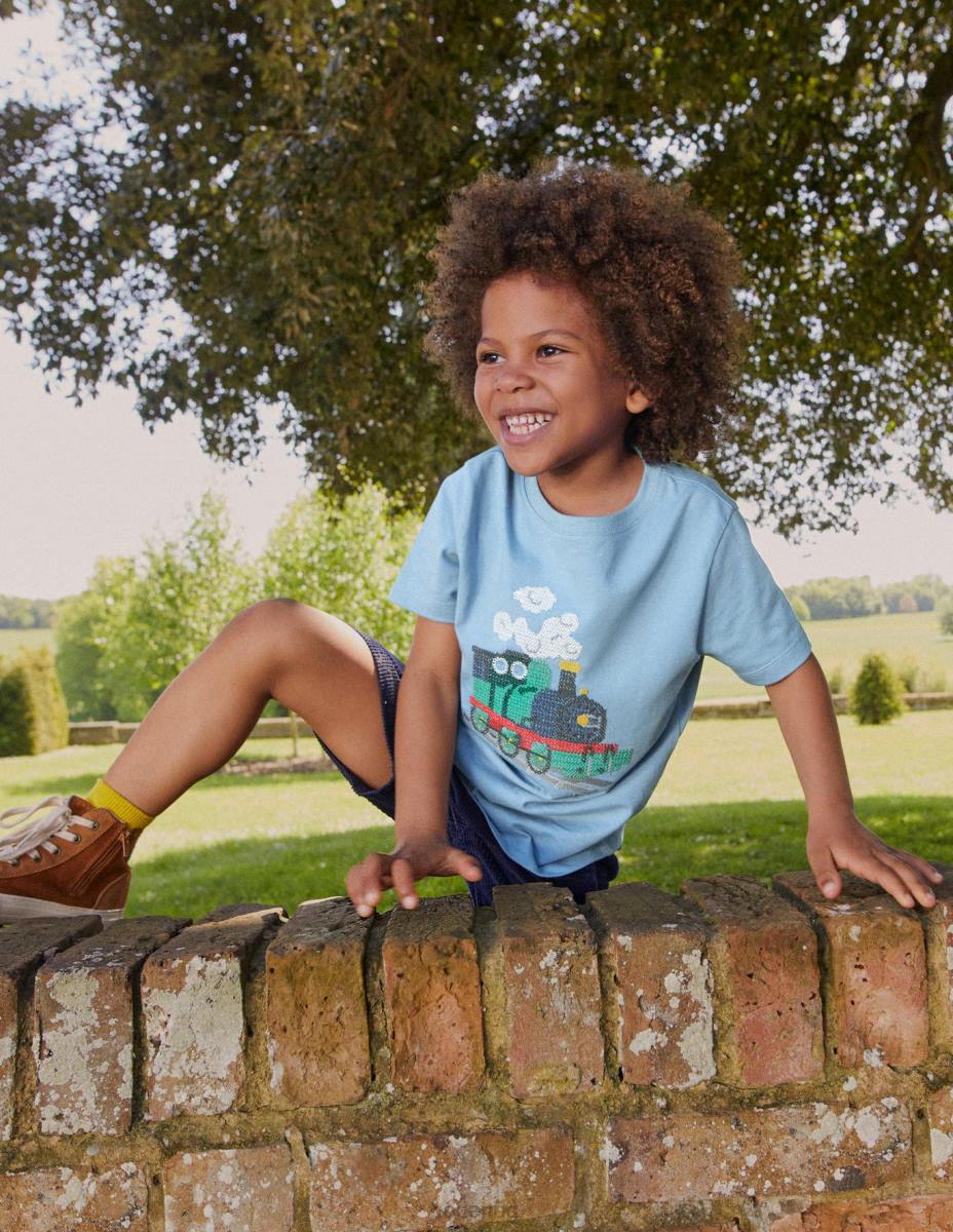 облекло Boden памучна тениска с кръстат шев камъче синьо влакче момчета LL68860