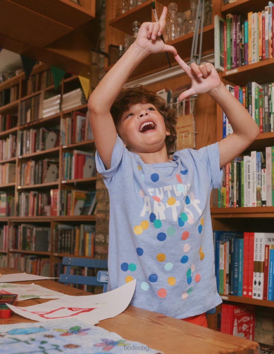 облекло Boden спокойна тениска с артистичен принт светлосин мергел момчета LL68862